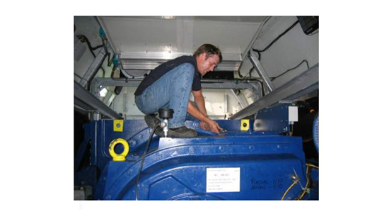 工作人員利用內(nèi)窺鏡檢測風(fēng)力發(fā)電機(jī)