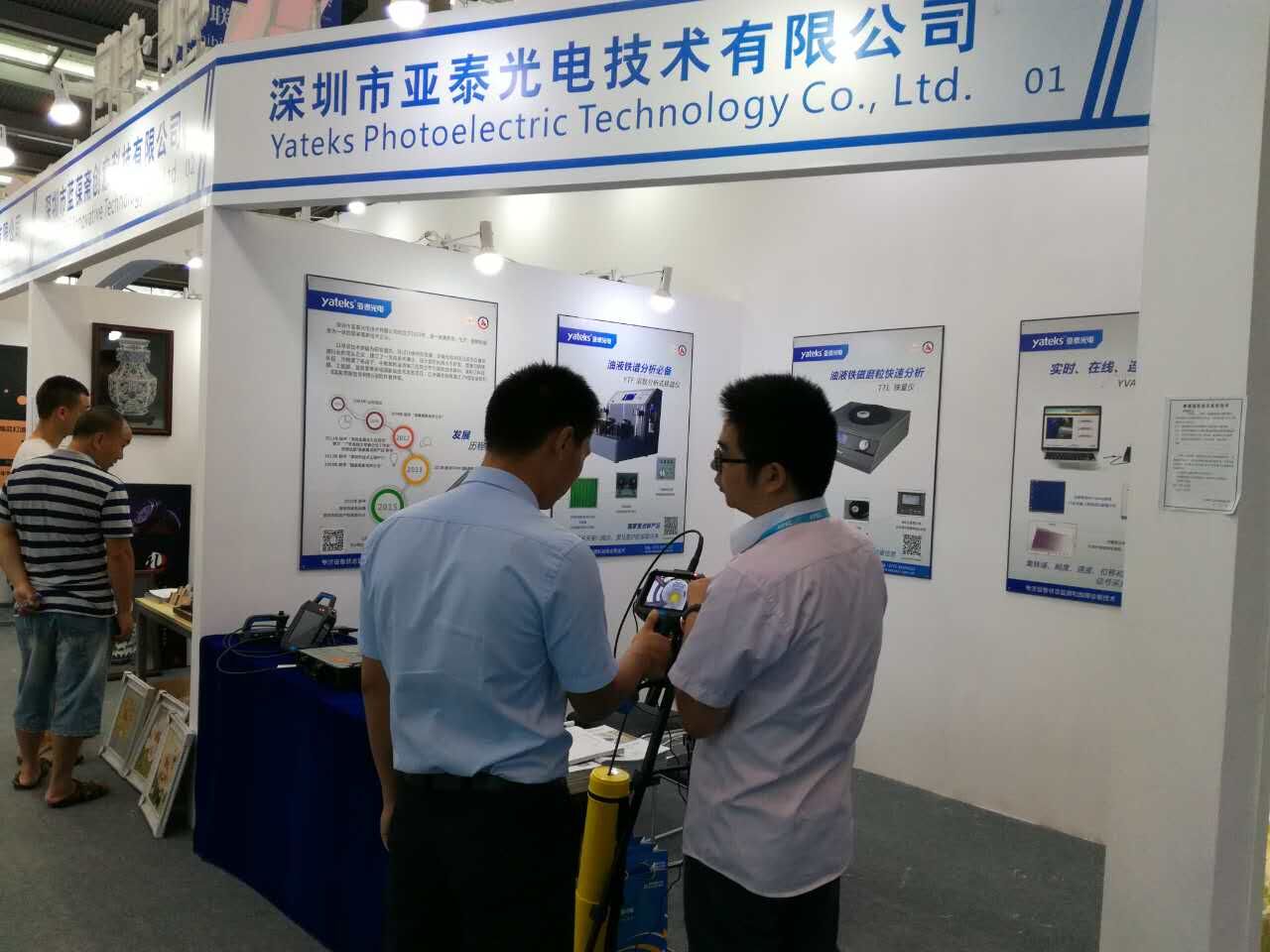 現場客戶與亞泰工作人員交流