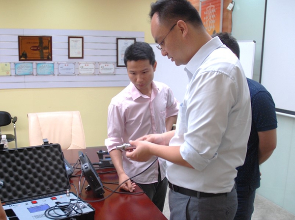 現(xiàn)場進行快速油品分析儀演示