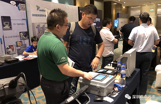 工作人員現(xiàn)場(chǎng)給客戶(hù)講解在線油液監(jiān)測(cè)系統(tǒng)