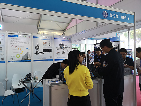 亞泰光電工業內窺鏡銷售工程師現場向客戶講解內窺鏡產品