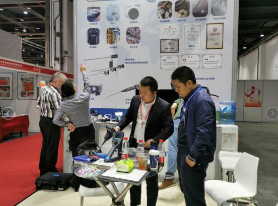 現(xiàn)場客戶絡(luò)繹不絕