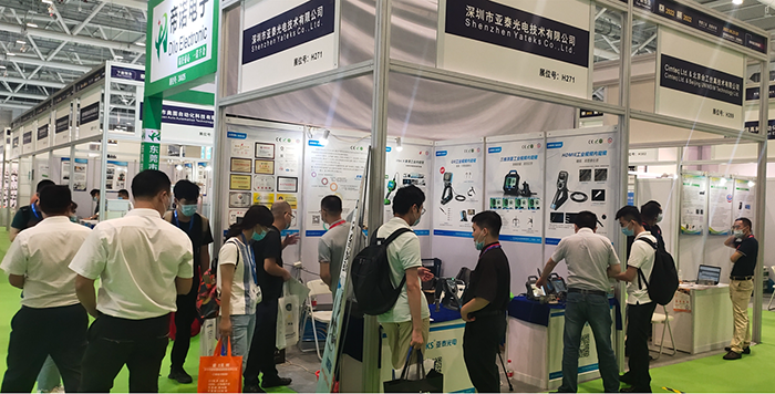 亞泰光電展臺前工作人員與現(xiàn)場觀眾交流、溝通并提供現(xiàn)場咨詢解答