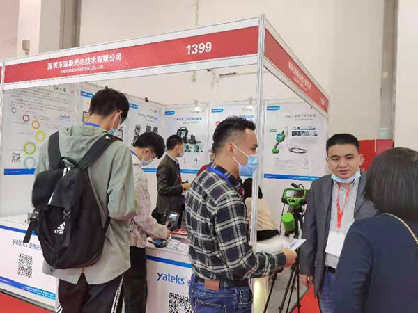 前來參觀的觀眾現場體驗亞泰光電工業(yè)內窺鏡的優(yōu)異性能